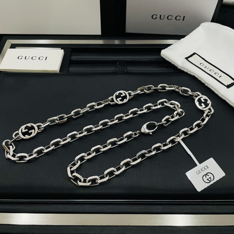 G*u*i necklaces